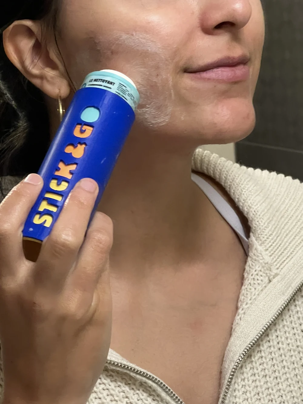 Le Nettoyant STICK&GO appliqué sur le visage