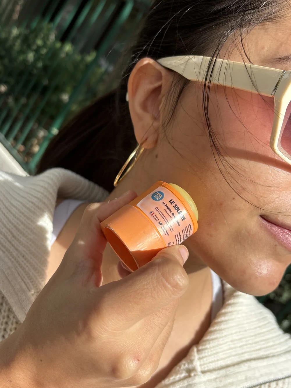 Le Solaire STICK&GO appliqué sur la peau